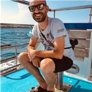 Soy un chico extrovertido y con don de gentes. Me gusta enseñar y ver como la gente aprende conmigo.